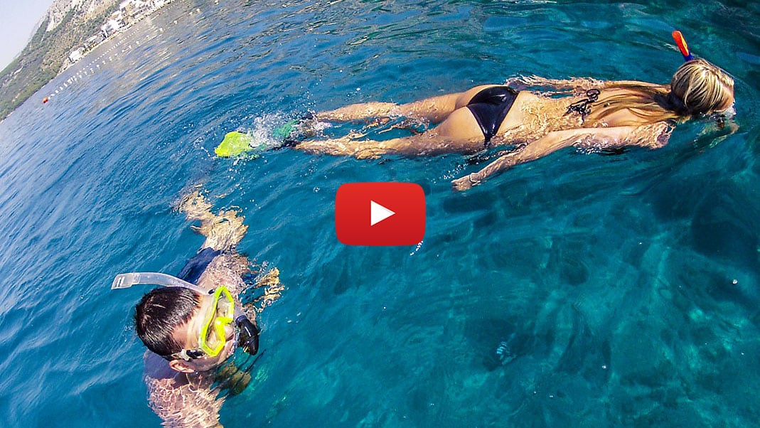 swimming-in-clar-sea-video